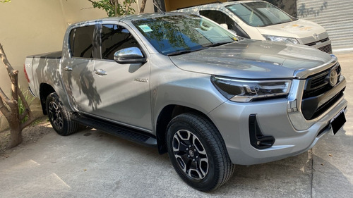 Imagen 4 de 15 de Toyota Hilux 4x4 Dc Srx 2.8 6 Att 204cv Automat Linea Nueva