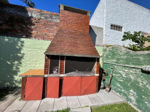 Imagen 21 de 21 de Casa En Venta De 4 Ambientes Con Cochera Y Jardín En Adrogué