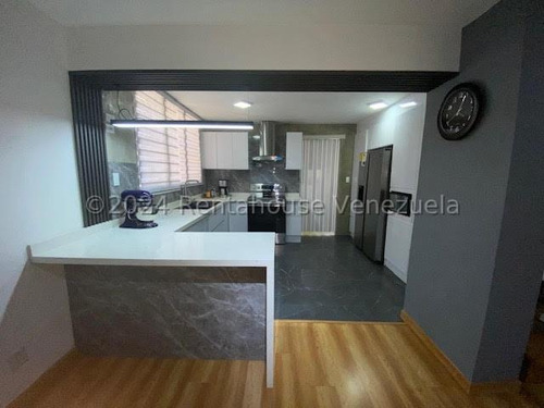 Apartamento En Venta En La Urbina 24-23851