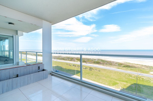 Moderno Apartamento Sobre Playa Brava En Torre Le Parc, Cuenta Con Dos Dormitorios Más Dependencia De Servicio. Punta Del Este