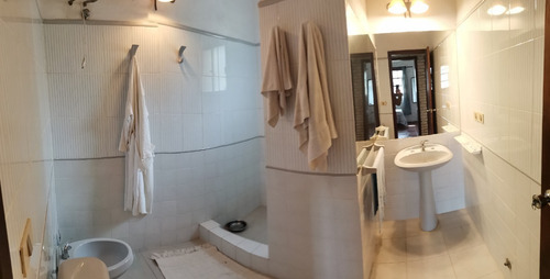 Importante Propiedad En Atlántida, 4 Dormitorios, 3 Baños, Piscina, Barbacoa