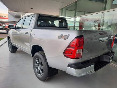 Imagen 4 de 8 de Toyota Hilux 2022 2.8 Cd Srv 177cv 4x4 At