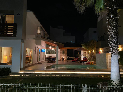 Casa Grande Con Alberca Privada En Fracionamiento Cerrado