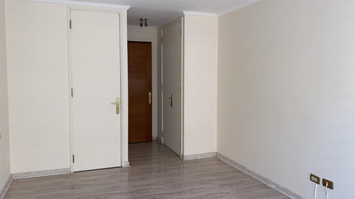 Departamento En Venta De 1 Dorm. En Metro Colon / Las Condes