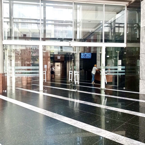 En Un Gran Edificio De Oficinas