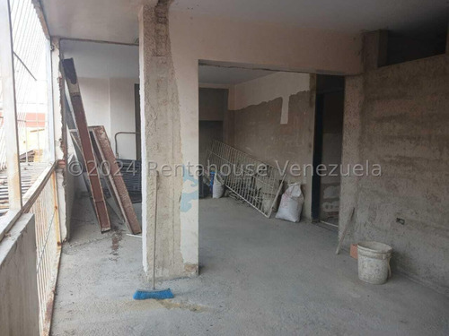 Bray Montoya Vende Amplio Apartamento En El Centro De Barquisimeto En Proceso De Remodelacion Con Todos Los Servicios Basicos Posee 4 Habitaciones 3 Baños Contactame! 2#4#2#0#8#1#3 Bray Montoya