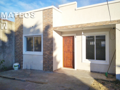 Imagen 2 de 14 de Venta Chalet Mar Del Tuyu 69 E/ 6 Y 7