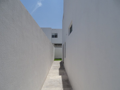 Hermosa Residencia En La Cima De Autor, 3 Habitaciones, Estudio O 4ta Recamara.