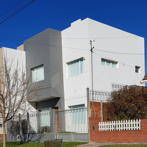 Casa En Colinas De Peralta Ramos. 4 Amb. Terraza