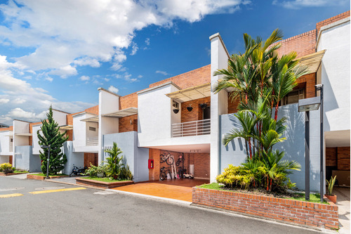 Vendo Casa En Ciudad Jardín, 4 Habitaciones Con Baño Cada Una, 2 Plantas