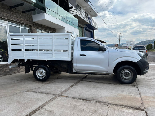 Imagen 4 de 8 de Nissan Np300 2016 3.5 Estaca Cabina