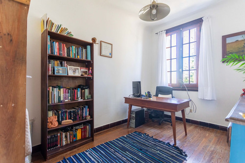 Única En Su Estilo. Venta De Casa En Malvin, 5 Dormitorios, Padrón Único.