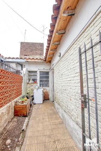 Dúplex De 3 Ambientes En Una Planta Con Patio - Martínez, Próximo A La Plaza.