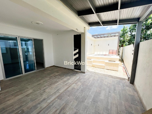 Exclusiva Casa Con Jacuzzi En El Proyecto Cerrado Llanos Gurabo