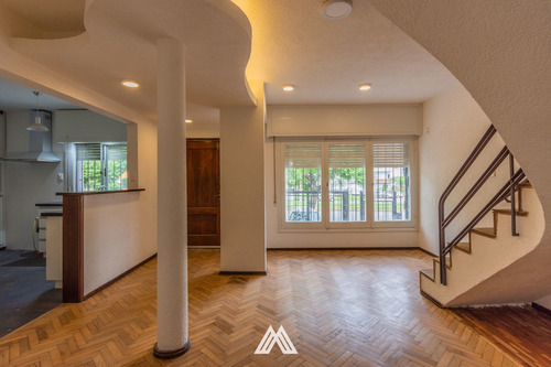 Venta De Casa En La Blanqueada Con Garaje Y Jardín