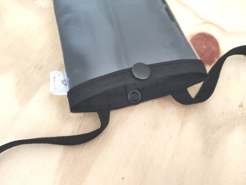 Imagem 2 de 6 de Capinha Porta Celular Visor Touch Fecho Botão Alça Pescoço