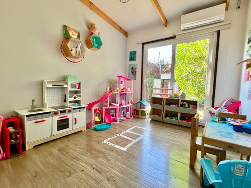 Moderna Y Luminosa Casa Con Casa Secundaria En Parcela