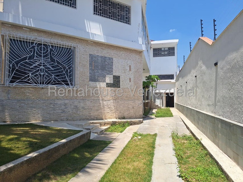 Amplia Casa En Venta Ubicada En Prados Del Este 24-24046