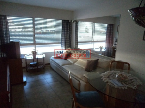 Apartamento De 1 Dormitorio En Peninsula Muy Bien Ubicado A 1 Cuadras De La Mansa, A 2 De La Brava Y A 1 De La Gorlero Y De La Terminal De Omnibus.- Ref: 6780