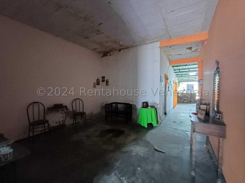 Raiza Suarez Vende Terreno Comercial Al Oeste De Barquisimeto,- 2 4 2 4 3 5 5-. Amplio Terreno Con Mucho Potencial, Casa Rural Para Remodelar Al Gusto, Se Encuentra En Plena Esquina Aprovecha!!!