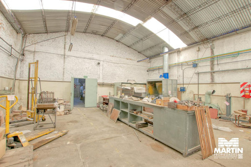 Galpón De 500m2 Con Tres Oficinas Y Vestuarios - Olivos