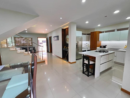 Imagen 2 de 21 de As Hermosa Casa En Urbanización Villa Eugenia As