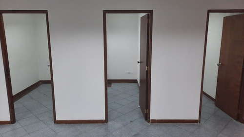 Imagen 5 de 9 de Oficina En Edificio Comercial. Excelente Ubicación, Frente Estacion Metro Los Cortijos