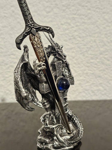 Dragón Con Espada Sobre Cruz Y Esfera De Cristal Plateado