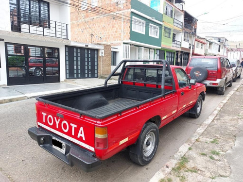 Toyota Hilux 2.4l 117 hp 4x2