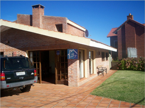 Casa En Punta Del Este, Pinares- Ref: 1077