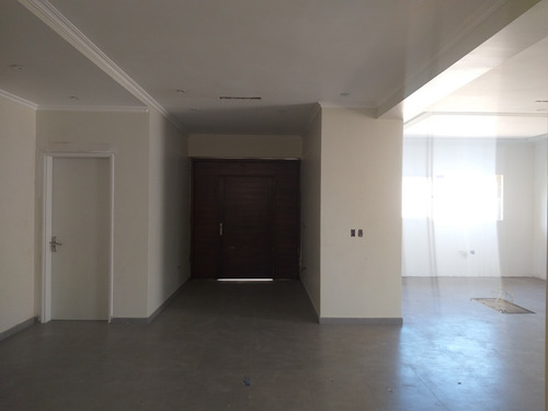 Imagen 2 de 12 de Townhouse En Margarita, Urb Costa Azul. Amplio, Cómodo