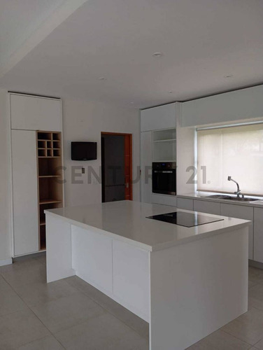 Venta Casa En City Bell 5 Ambientes