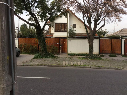 Casa Solida De 2 Pisos En Sector De Alta Plusvalia