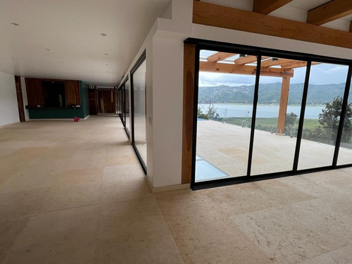 Renta Casa En La Peña, Valle De Bravo Acceso Al Lago Con Muelle Propio Completamente Amueblada, Gimnasio, Alberca Climatizada, Áreas Verdes, Jacuzzi, Ascensor, Estacionamiento