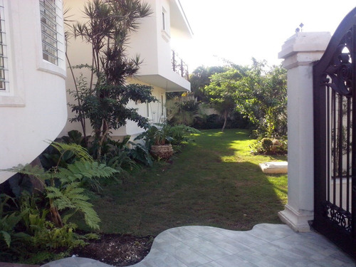Alquiler O Venta ! Preciosa Casa En Cacicazgos ! Moderna, Fresca Y Clara !
