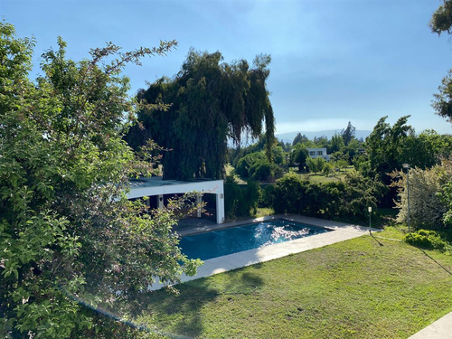 Casa En Venta De 7 Dorm. En Colina
