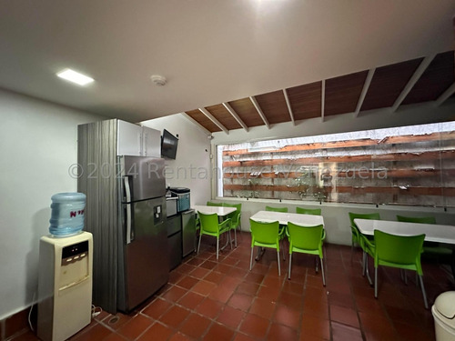 Edificio Comercial En Venta Cinco Niveles Oficinas Equipadas Deposito Amplio Estacionamiento Zona Centro Maracay Estef 25-1091