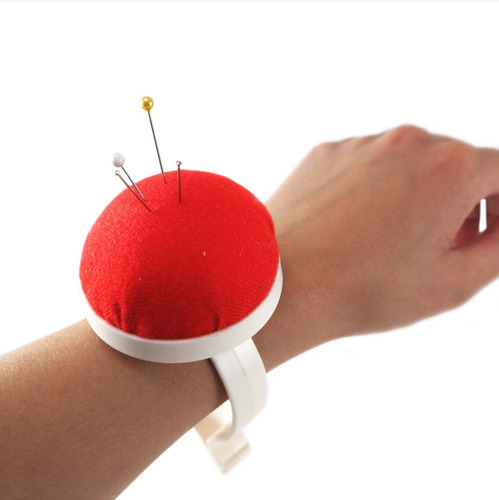 Almohadilla Para Alfileres En Pulsera Con Muñeca De Plástico