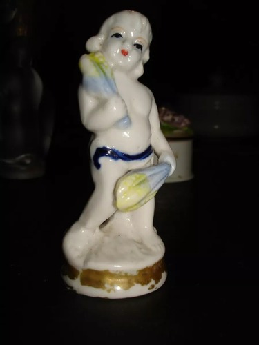 Figura De Porcelana Marca Capodimonte Querubin Pintado A Man