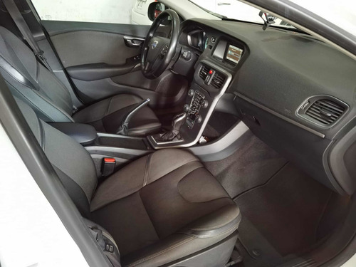 Imagen 9 de 11 de Volvo V40 2014 1.6 Adittion T3 Mt