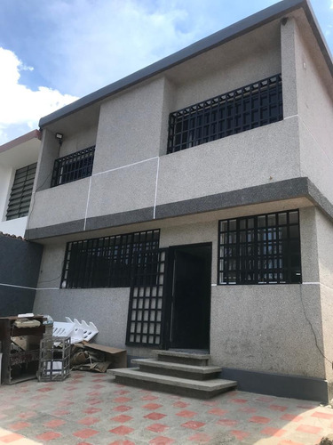 Alquilo Casa En La Trinidad De 2 Plantas Remodelada 