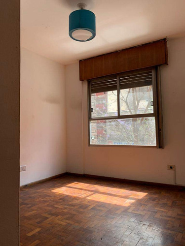 Imagen 5 de 7 de Chacabuco Al 100 En Venta - Liquido!!! 2 Dorm . Frente C/ Balcón . Amplio