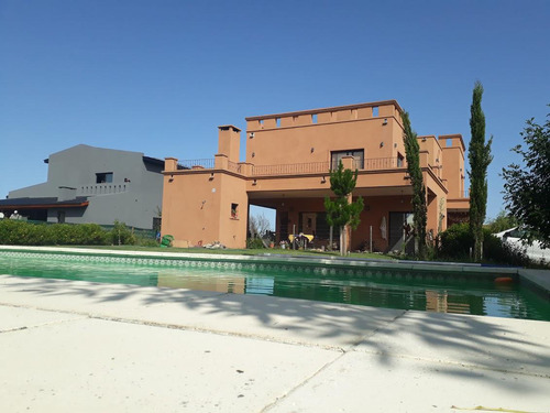Hermosa Casa 5 Amb Con Piscina Sobre Lote De 980 M2 Barrio 2 Plantas Santa Rita
