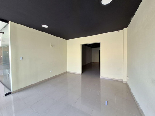 Local En Alquiler En Plaza Comercial Ubicada En Piantini, Santo Domingo, 53m2