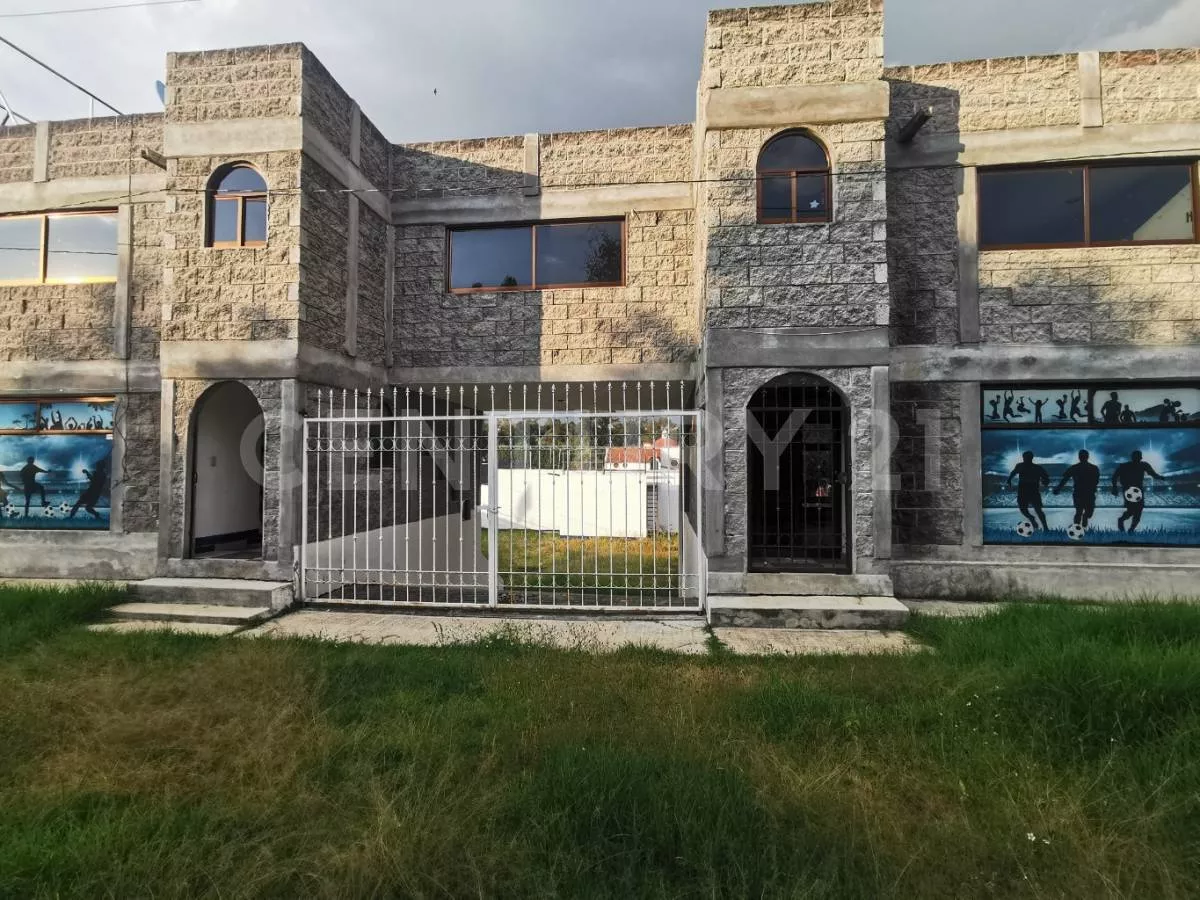 Edificio Comercial En Renta Con Cancha De Fútbol