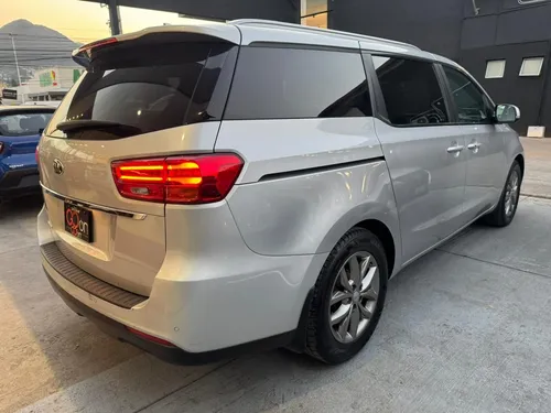 Kia Sedona 3.3 V6 EX Pack Piel 7 Pasajeros At