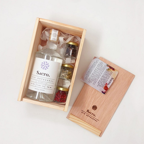 Gin Sacro 700 Ml. + 3 Bótanicos En Caja De Madera