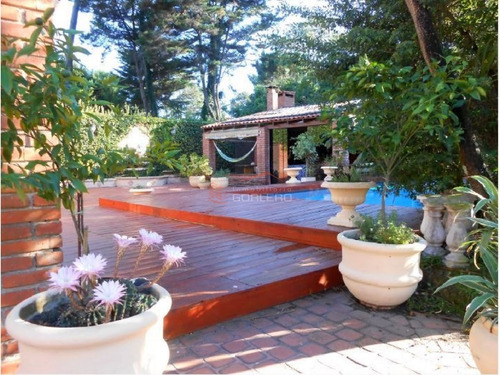 Casa De 5 Dormitorios Con Parrillero Y Piscina En Barrio Cantegril, Punta Del Este- Ref: 19445