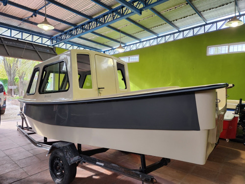 Tracker Cabinado Cuddy 530