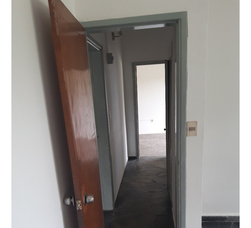 Dueño Vende Chalet Esquina Con Doble Pared De Ladrillo Visto Y Techo De Tejas A 2 Aguas. Es Ph.